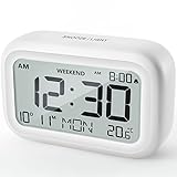 DOOMAY Sveglia digitale comodino – Orologio a batteria con display LCD volume regolabile Snooze e modalità weekend per camera da letto, scrivania, viaggi (D-White)